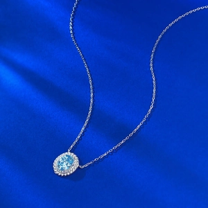 Elegante collana in argento S925 con pendente ovale in gemma blu su seta scura
