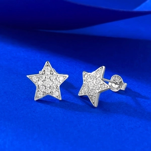 Détail macro de boucles d'oreilles étoiles en argent S925 serties de zircons blancs