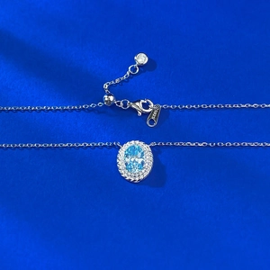 Elegante collana in argento S925 con ciondolo ovale in pietra azzurra e alone di diamanti