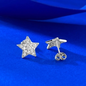 Vue macro de boucles d'oreilles étoiles en argent S925 avec pavé de zircons clairs