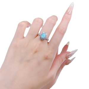 Bague élégante en argent S925 avec Larimar bleu ovale et halo de diamants au doigt