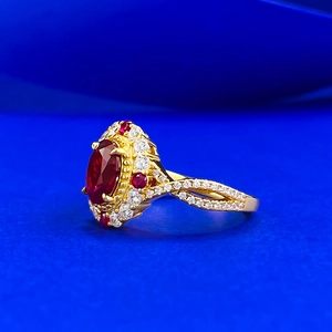 Bague en argent S925 avec rubis ovale rouge et anneau ajouré aux détails entrelacés