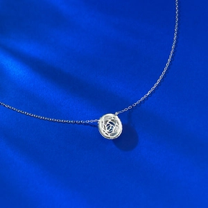 Dettaglio della collana in argento S925 con ciondolo a rosa e gemma blu incastonata