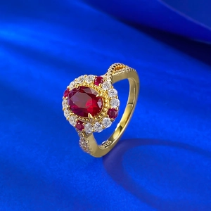 Bague vintage en argent S925 avec rubis ovale, plaqué or et accents de zircone