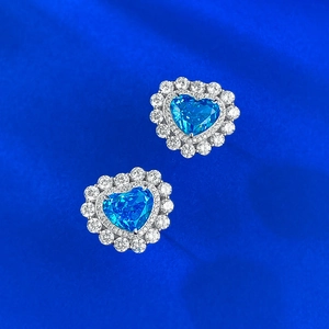 Funkelnde Herzohrringe aus S925 Silber mit blauem Aquamarin und Diamant-Halo-Design