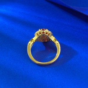 Bague vintage en argent S925 avec rubis ovale et halo de diamants sur soie bleue