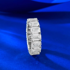 Eternity ring with emerald-cut crystals in S925 sterling silver on blue fabric