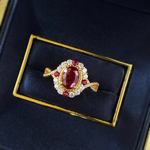 Détail d'une bague rubis vintage avec anneau tressé or dans un écrin en velours