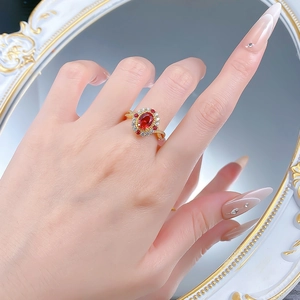 Détail macro de bague en argent S925 avec pierre rouge sang de pigeon et anneau torsadé