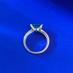 Détail d'une bague en argent S925 avec une pierre bleue ronde de 7 mm sertie à quatre griffes