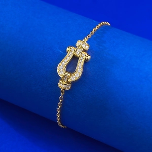 Luxurious S925 silver horseshoe buckle bracelet with pavé-set stones on O-chain