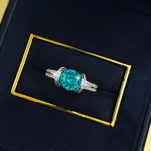 Bague élégante en argent S925 avec gemme couleur Paraïba sur un coffret en velours