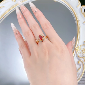Détail d'une bague vintage en argent S925 avec rubis ovale et serti floral