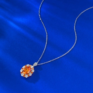Elegante collana in argento S925 con gemma arancione ovale e aureola di diamanti