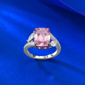 Vue macro de la bague en argent S925 avec gemme rose taille coussin et poinçon 925