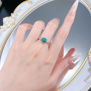 Détail de la bague en argent S925 avec une pierre précieuse ronde bleu-vert de 7mm