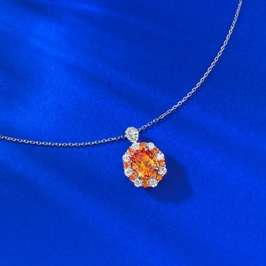 Elegante collana in argento S925 con gemma arancione ovale e cristalli halo brillanti