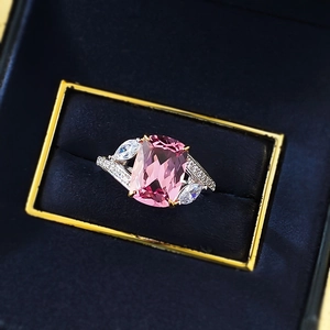 Bague élégante en argent S925 avec gemme rose taille coussin et marquises en écrin bleu