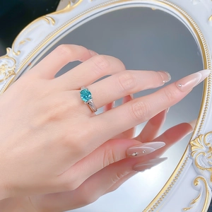 Bague en argent S925 avec pierre Paraiba bleue ovale et diamants portee au doigt