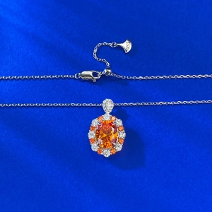 Collana in argento S925 con ciondolo ovale in gemma fanta arancione a forma di fiore