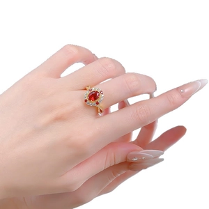 Bague S925 en argent avec rubis ovale, grappe de fleurs et anneau doré torsadé