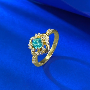 Bague luxueuse en or avec pierre bleue en forme de trèfle ornée de diamants