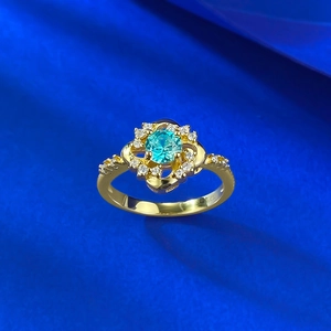 Détail macro de la bague en or S925 avec pierre bleue et serti de fleurs