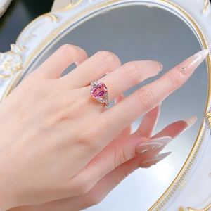 Détail d'une bague en argent S925 avec une grande pierre précieuse rose rectangulaire portée