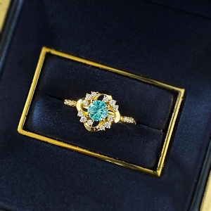 Bague en argent S925 doré avec pierre bleu-vert dans un coffret en velours