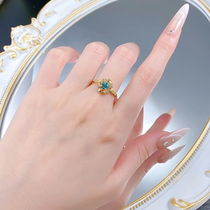 Vue macro d'une bague en argent S925 avec une pierre bleue et des pétales sertis de diamants