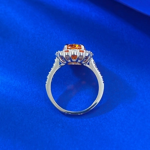Macro d'une bague en argent 925 avec diamant au carbone orange de forme ovale et brillant