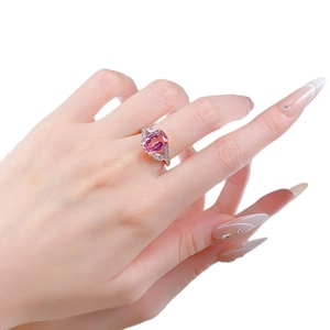 Bague en argent S925 avec pierre rose taille coussin et diamants portée par un mannequin