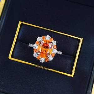 Bague luxueuse en argent 925 avec pierre orange ovale 4ct sertie d'un halo floral