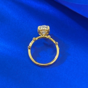 Détail macro de la bague de fiançailles ovale avec halo à quatre griffes et pavé de diamants