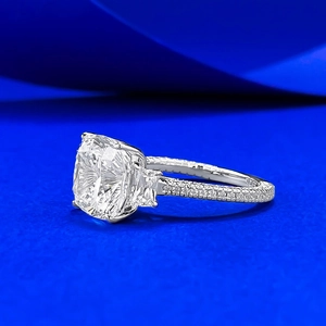 Anello in argento S925 con diamante a taglio cushion su sfondo blu scuro profondo