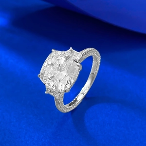 Anello in argento S925 con diamante taglio cushion e design a tre pietre su velluto