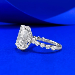 S925 Silberring mit Radiant-Schliff-Diamant aus einem 45-Grad-Winkel betrachtet