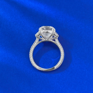 Vista dettagliata dall'alto di anello diamante taglio cushion con pietre su argento S925