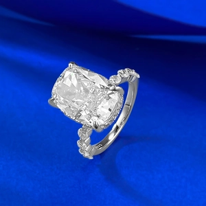 S925 Sterling Silber Ring mit Radiant-Schliff Eisblumendiamant und seitlichen Edelsteinen