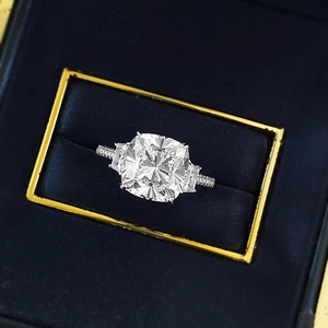 Anello classico con taglio a cuscino e pietre baguette in scatola di velluto blu