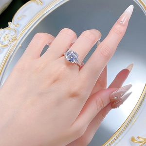 Dettaglio dell'anello con diamante taglio cushion sulla mano in argento S925