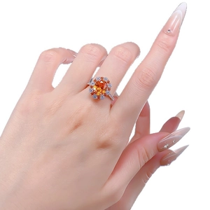 Bague en argent 925 avec pierre orange ovale de 4 carats et pavage de diamants sur la main