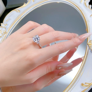 Dettaglio dell'anello con diamante taglio cushion e fascia in argento sterling S925