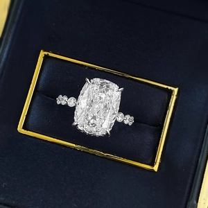 S925 Sterling Silber Ring mit Kissen-Schliff Zirkonia in einer blauen Samtbox