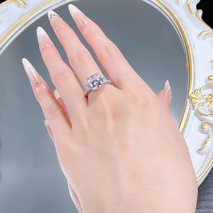 Dettaglio dell'anello con diamante taglio cushion sulla mano in argento S925