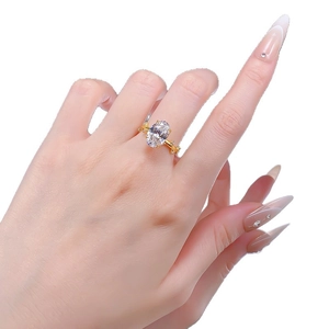 Bague élégante en argent S925 avec solitaire ovale et finition dorée sur main