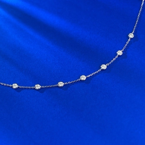 Élégant bracelet en argent S925 orné de sept pierres de zircone cubique rondes et brillantes