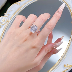 Nahaufnahme eines silbernen Rings mit 10x14mm Radiant-Schliff am Finger getragen