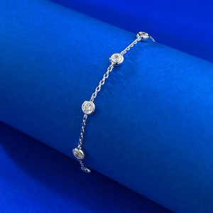 Bracelet bulles en argent S925 avec zircons sertis clos sur un support d'affichage bleu