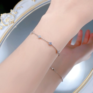 Gros plan d'un bracelet en argent S925 avec cinq pierres précieuses rondes et brillantes
